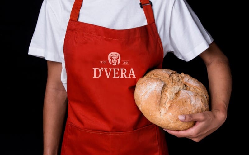 Padeiro segurando pão artesanal